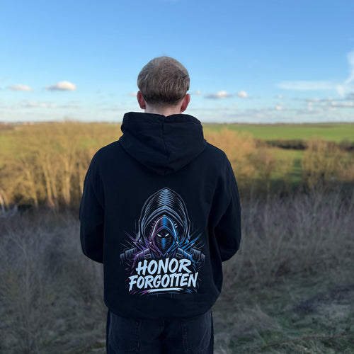 Nahaufnahme der Rückenansicht eines schwarzen Honor Forgotten Hoodies mit großem grafischem Backprint im Outdoor-Setting.