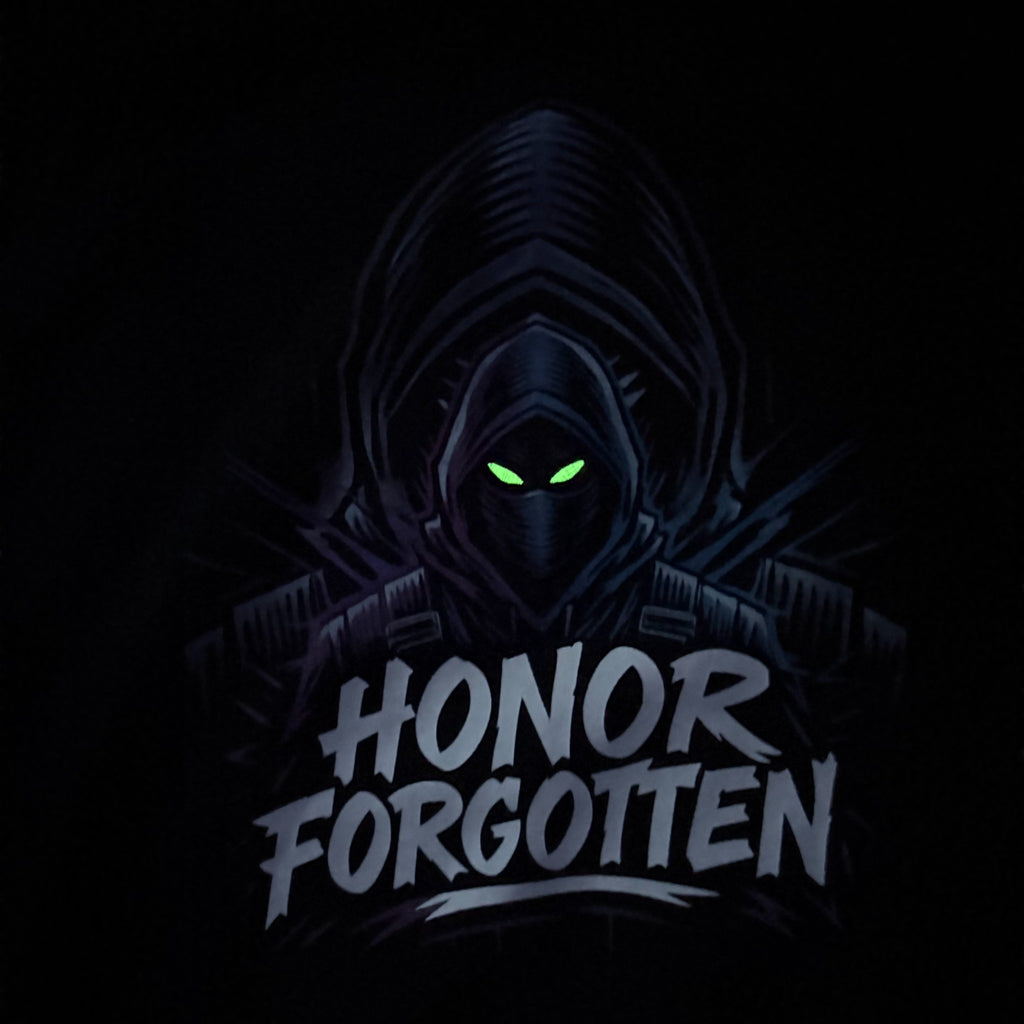Honor Forgotten Hoodie mit maskiertem Motiv und leuchtend grünen Augen auf schwarzem Hintergrund.